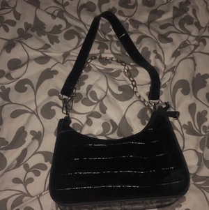 Väska  - En super fin väska jag använt dock är den sönder med dragkedja men endå super fin väska kommer från shein