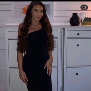 Svart klänning  - Bild sen 2019, en as snygg klänning med en ärm använd endast 2ggr