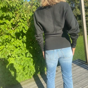 Mörkgrå tröja COS, stl M - Fantastiskt snygg mörkgrå tröja från COS, stl M. Pingvinärm, så fin passform. Helt oanvänd. Nypris 890 kr.