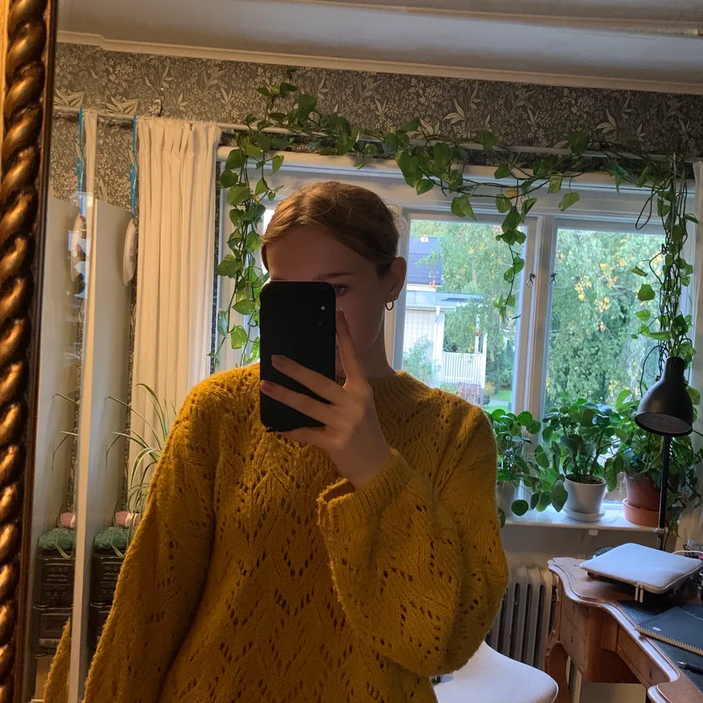Säljer en jättefin gul stickad tröja perfekt nu till hösten! Säljer endast för att den inte kommer till användning längre, den är i bra skick, lite nopprig på vissa ställen men man märker inte det så mycket😊💗 möts gärna upp på söder men kan frakta om nödvändigt💖. Tröjor & Koftor.