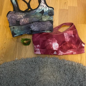 Sporttoppar S - Sporttoppar nyskick. Använda ca 1 gång. Röda från Reebok och den gröna är ett märke jag ej känner igen (fick den i julklapp). Säljer för 39 kr st eller båda för 59 kr. Båda är storlek S men passar nog också XS. PM för mer info och bilder