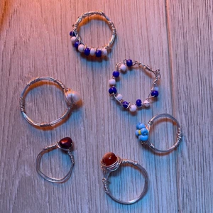 Ringar - Säljer de här ringarna jag har gjort själv för 15 kr st 🤍 ringen med den vita pärlan är stor och passar inte mina fingrar, frakt tillkommer! De två ringarna med vita och mörkblåa pärlor är sålda!