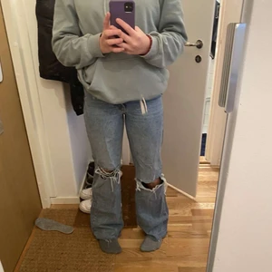 Zara jeans - Jätte snygga zara jeans med hål i knäna,  i stl 34❤️