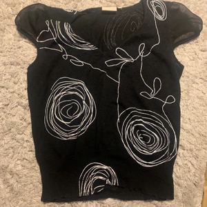 Y2k mönstrad topp! - Jättefin trendig mönstrad topp från fransa! Den är i toppen skick och v ringad. Pris kan diskuteras. Kontakta mig ifall du har frågor :) Köpare står för frakt.