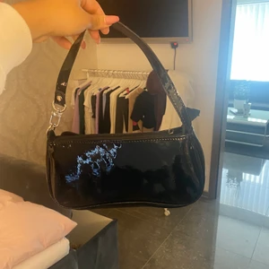 Väska - Super söt väska i svsrt lack som är i bra skick💕💕