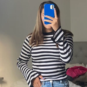 Randig tröja - Säljer min randiga tröja som har en jätte fin slits där fram. Köparen står för frakt