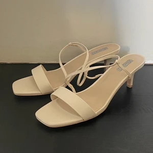 Klackar nelly - Klackar från Nelly i en storlek 40. Knappt använda pga lireförsmå för mig. Dem är true to size men skulle tänka mig att det funkar för en 39.