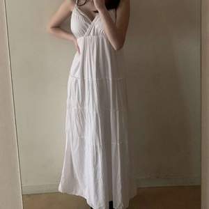 En vit, väldigt lång klänning med lite spets detaljer och annat, i storlek S. Eventuell frakt betalas av köparen 