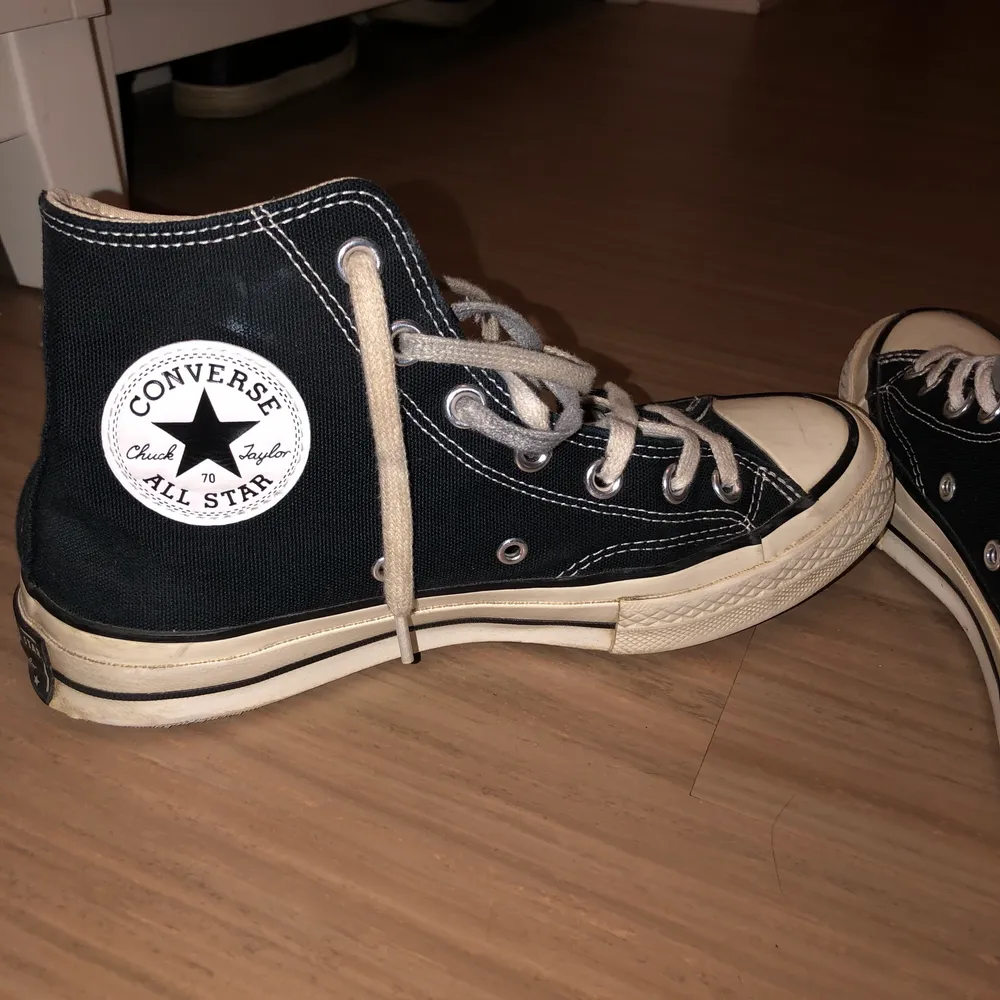 Converse chuck Taylor, ungefär ett år gamla. De är i fint skick bara att ett av skosnörena gått sönder. Kan tvättas innan det postas. . Skor.