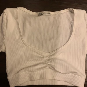 Topp  - Säljer denna vita vringade tröja från zara för den ej kommer till användning💕