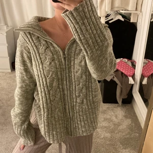 Grön kofta - Grön kofta, storlek M, jag är 161 cm och den passar bra på mig som är xs/s, frakten är 66kr. ❤️💕🥰