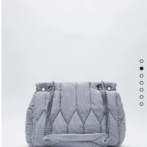 Zara väska  - Säljer denna fina Zara väska, inga defekter ;) hör av er för mer information. Köpt för 400 kr. Köparen står för frakt! Pris kan disskuteras vid snabb affär 🤜