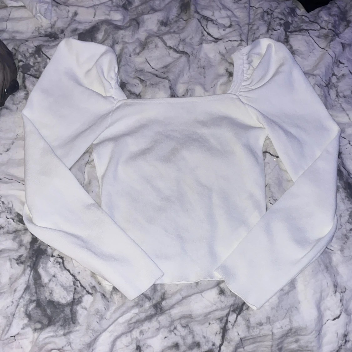 Vit tröja med lite puff på armarna typ