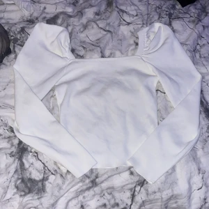 Vit tröja med lite puff på armarna typ - Fin vit och inte använd! Säljer pga dålig användning. Köpt från dilvin