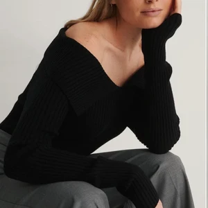 En jätte fin stickad tröja  - En mycket fin tröja från Gina tricot, säljer pågrund av att den blivit för liten, den första bilden är lånad och är inte den exakta tröjan men försökte hitta en liknande ❤️ 