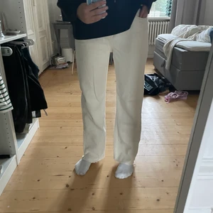 Beiga jeans, strl. 38 - Superfina beiga jeans från pull and bear,  passar till det mesta. Perfekta nu i höst. Storlek 38. Säljer då de inte kommer till användning