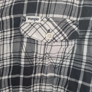 Wranglerskjorta 10 kr - Skjorta wrangler 10 kr. Behöver strykas. Säljes nytvättad men har en fläck enligt bilder. Samfraktar🌼🌼🌼