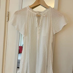 Vit blus från H&M  - Vit blus använd 1 gång från H&M, strl XS (liten S) 