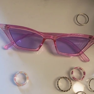 Rosa glasögon  - Jätte fina glasögon från en japansk butik, har inte använd dom som jag kommer ihåg och dom har inga repor! Kommer inte ihåg vad butiken heter men köpte dessa för ungefär 2 år sedan! Köptes för 150 kroner innan! 
