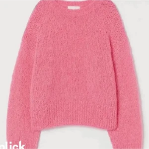 Populär stickad tröja  - Säljer denna väldigt efterfrågande stickade tröja från H&m, endast använd 3 gånger så mycket fint skick! Obs lånade bilder!! Skriv om ni vill ha egna bilder💘💕