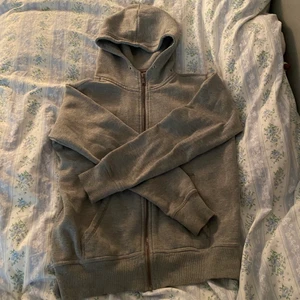 Zip hoodie - Zip hoodie i stl liten M, nästan i nyskick och inte så använd! Har ett väldigt mjukt bomullstyg </3