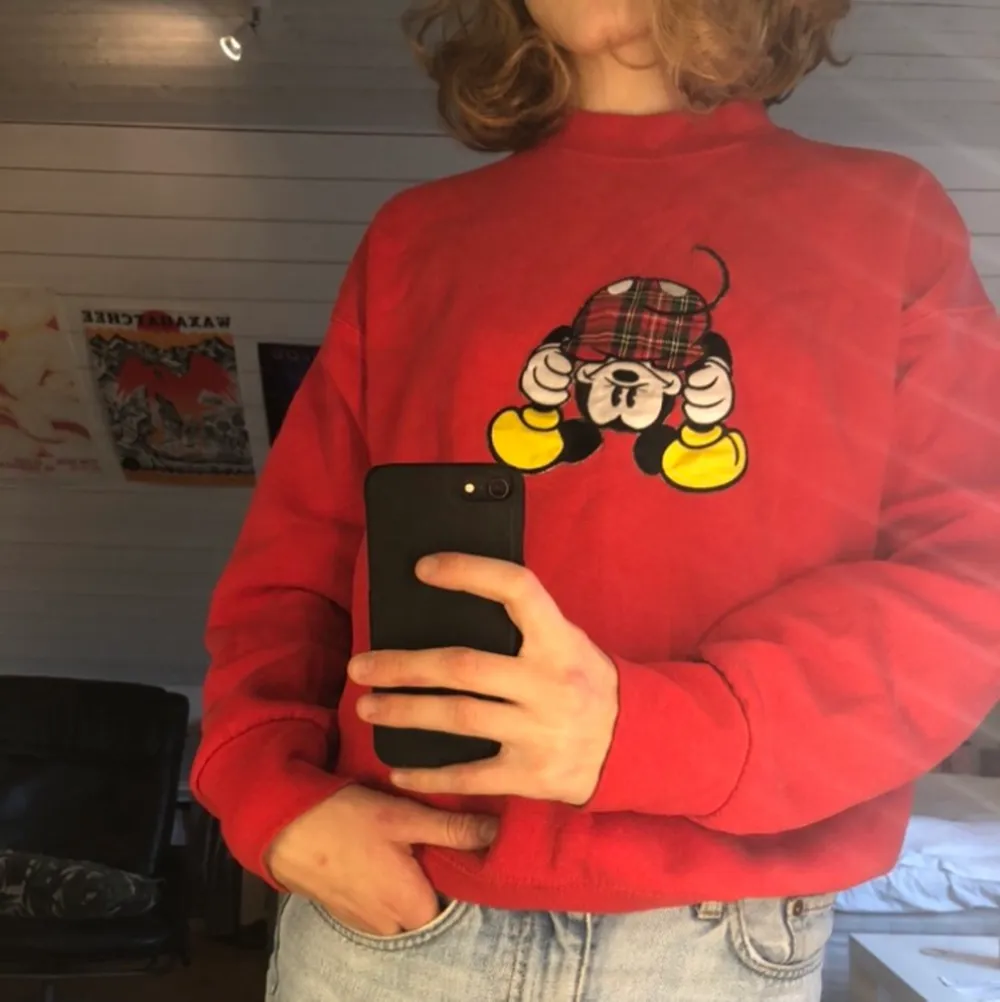 Det har blivit dags att sälja min absoluta favorittröja genom tiderna, min Musse-pigg hoodie som är den ballaste tröjan som finns! Märket är Mickey & Co och det står att det är storlek M, men den är mer som en S. Patchen på framsidan är fastsydd, inget är plast/tryckt. Jag fraktar spårbart och möts upp 💃. Tröjor & Koftor.