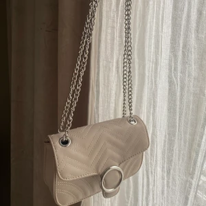 Väska - Beige axelväska med silverdetaljer! Superfin men kommer inte till användning 