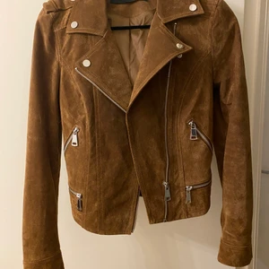 Mockajacka från Vero Moda stl S - Jättefin mockajacka från vero moda stl S, använd en gång tills jag behövde inse att den är för liten. Två dragkedjefickor. Pris 400 eller bud.