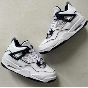 Jordan 4  - Air Jordan 4 Diy  Tillgängliga storlekar ⬇️  • EU38  • Pris: 1999kr   • Skick: DS/Oanvända  • Vi nås genom dm för eventuella frågor eller funderingar!  • Flera bilder fås via dm  #erisneakers 
