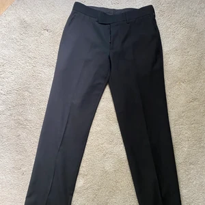 Lågmidjade raka kostymbyxor  - Svarta lågmidjade kostymbyxor! Bra kvalitet och känns lite rejälare liksom men ändå inte sträva. Strl hittar jag inte men skulle säga att dom är strl 36 då dom passar mig bra. Jag är 164cm och dom går ner till fötterna på mig. BUDA I DM! Eller köp direkt för 200kr+frakt. Högsta bud just nu: 130kr+frakt