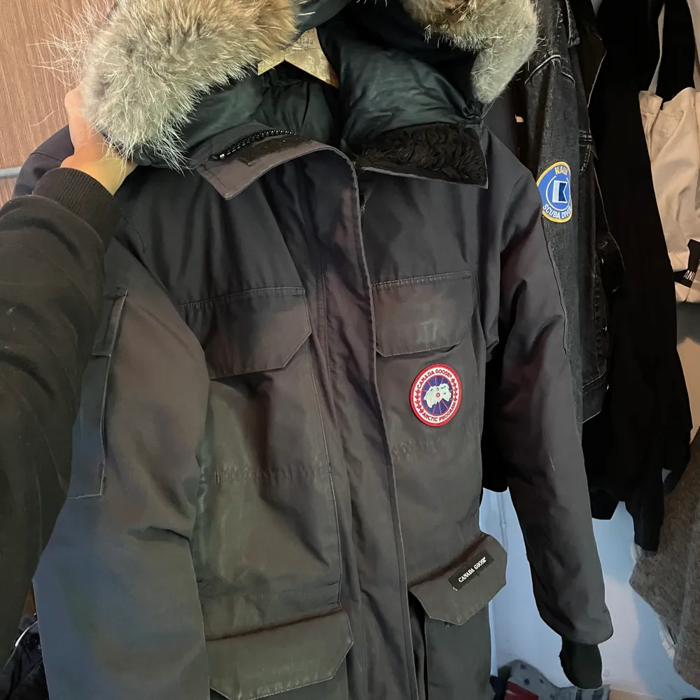 Intressekoll på min Canada Goose, såklart äkta ☺️ skriv ifall ni är intresserade, kom isf med ett RIMLIGT prisförslag ❤️. Jackor.