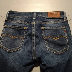 Jeans från Replay - Jeans från Replay, stl 24. Jeansen är tajta men väldigt sköna. Bra skick! Finns i Staffanstorp, kan tas med till Lund. Kan också skickas, men då står köparen för frakten:)