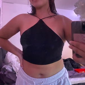 Topp från Shein storlek L/M - Säljer en svart topp från shein pga ingen användning. Den är i storlek L men skulle lika gärna funkat på S/M. Köparen står för frakten💕