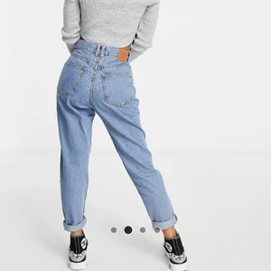 Blue mom jeans - pull&bear - asos - Blåa mom jeans från pull&bear. Endast testade och tvättade en gång. Storlek 38. Originalpris: 279kr.