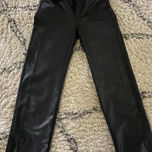 Pu-byxor  - Snygga byxor i läderlook. Raka ben . Andvända 1 gång. 