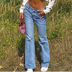 Hjälper min lilla syster att sälja dessa ”quinn” jeans från brandy Melville💗 rätt säker på att de är one size annars är de en S <3 (bilderna är lånade)