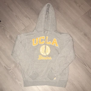 Ljusgrå hoodie - Ljusgrå hoodie med tryck storlek XS. Använd men bra skick, hel och ren. Pris diskuterbart!🖤