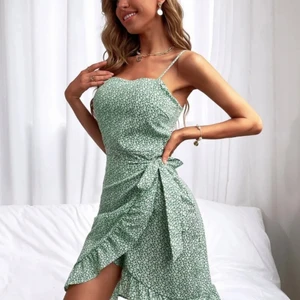 Klänning - Superfin sommarklänning från Shein. Originalpris 189 men säljes för 75 + frakt. Spårbar frakt, helt oanvänd💕 storlek S