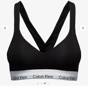 Säljer nu min Calvin Klein topp/ bh eftersom den tyvärr är för liten. Den är använd Max 2 gånger men den har inga defekter. Ny pris 500kr❤️ 