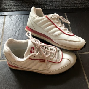 Skor soc - Köpta second hand. Bra skick. Skosnörena är lite färgade så de kan behöva bytas.Frakt tillkommer 