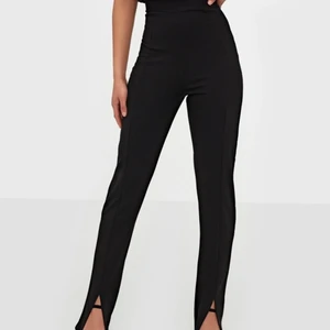 Snygga byxor  - Säljer dessa snygga byxor med slits längst ner vid fötterna. Endast använda 1 gång. Sitter snyggt på & längden är perfekt (är 177). Köparen står för frakt 💞