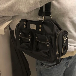 Väska - Jättecool väska från Catwalk, köpte här på plick för ett tag sedan men har tyvärr inte kommit till användning så tänker att jag ska sälja den vidare. Den är mörkgrå/grön i färgen, rymlig och i väldigt bra skick. (Bilder från förra ägaren)