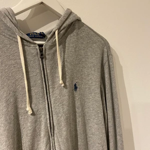 Ralph Lauren ziptröja - En grå Ralph lauren zip tröja med lite vintage stil, aldrig någonsin använd. Nypris runt 1000kr från Care of carl. 