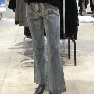 Supersnygga bootcut jeans  - Säljer dessa lågmidjade bootcut jeans då jag tycker de är lite för korta för mig som är 180cm lång. Jag är en storlek 38-40 och brukar ha 30 i midjan på jeans, skulle säga att de är en M-L. Stretchiga och väldigt sköna! Har fällt ner fållen längst ner dock, som ni kan se på andra bilden för att få de lite längre men fortfarande för korta för mig 💕