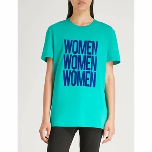 Sparsamt använd Sandro t-shirt - Säljer denna snygga gröna t-shirten från Sandro i storlek 1. Den är i superfint skick, enbart använd ca 5ggr. Nypris är ungefär 1000kr!💙💚