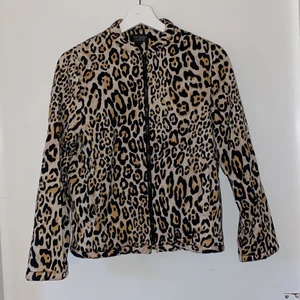 Leopardmönstrad jacka  - Supersnygg  jacka med två fickor och svart dragkedja! Använd ett par gånger men i fint skick. Köparen står för frakt 