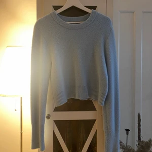 Zara stickad tröja - Stickad ljusblå tröja ifrån Zara. Liten i storleken, så mer som en M💙