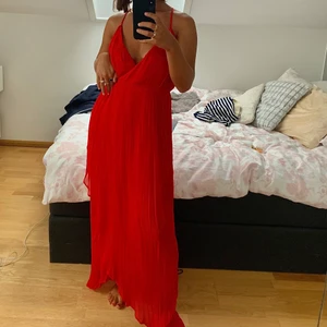 Röd finklänning - Underbar klänning i chiffon-liknande material! Aldrig använd!! Storlek 36 men passar även mig som brukar ha 38. Frakt inkluderas i priset!!