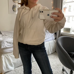 Zip hoodie - Superskön vit zip hoodie från cubus som inte kommer till användning 💙 asnajs att bara gå runt i hemma eller nu till hösten