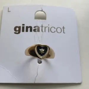 En jättefin helt ny oanvänd ring ifrån ginatricot. Köptes för 80 kr. Säljer eftersom den är lite för stor för mig. 💕⚡️